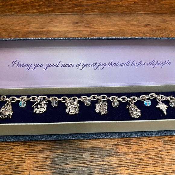 Christmas Nativity 7 Charm Bracelet Silvertone 6 Beads 7.5" Toggle Closure Jesus - Picture 2 of 10